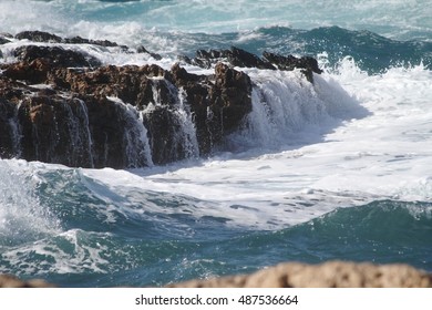Waves on the rocks - 0136838