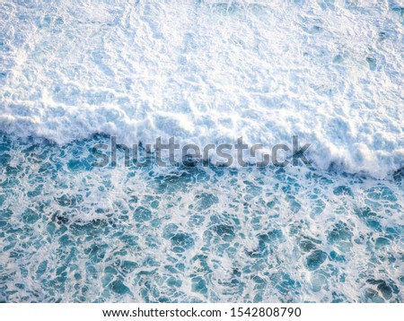 Similar – Foto Bild Luftaufnahme Panoramadrohne Blick auf den blauen Ozean Wellen, die am Sandstrand in Portugal erdrücken.