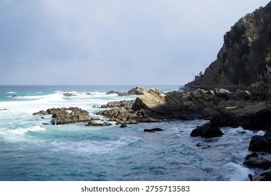   The waves, the sky, rocks, and the ever-changing and rough sea of Jeongdongjin Fan-gil in the East Sea remain unchanged.                             