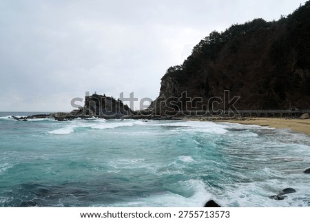   The waves, the sky, rocks, and the ever-changing and rough sea of Jeongdongjin Fan-gil in the East Sea remain unchanged.                             