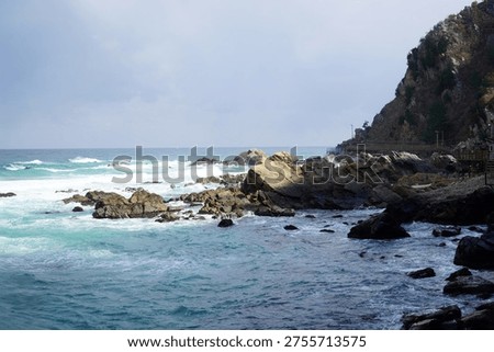   The waves, the sky, rocks, and the ever-changing and rough sea of Jeongdongjin Fan-gil in the East Sea remain unchanged.                             