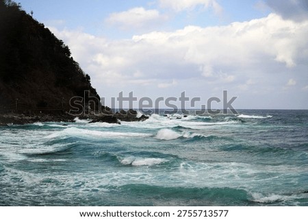   The waves, the sky, rocks, and the ever-changing and rough sea of Jeongdongjin Fan-gil in the East Sea remain unchanged.                             