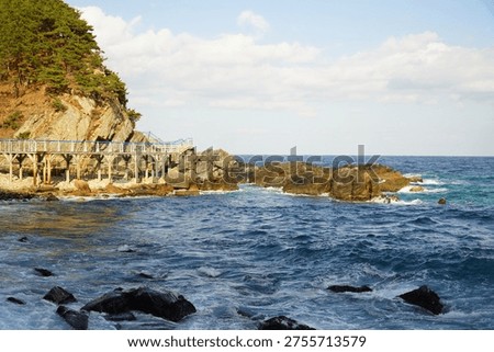   The waves, the sky, rocks, and the ever-changing and rough sea of Jeongdongjin Fan-gil in the East Sea remain unchanged.                             