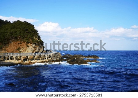   The waves, the sky, rocks, and the ever-changing and rough sea of Jeongdongjin Fan-gil in the East Sea remain unchanged.                             