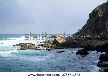   The waves, the sky, rocks, and the ever-changing and rough sea of Jeongdongjin Fan-gil in the East Sea remain unchanged.                             