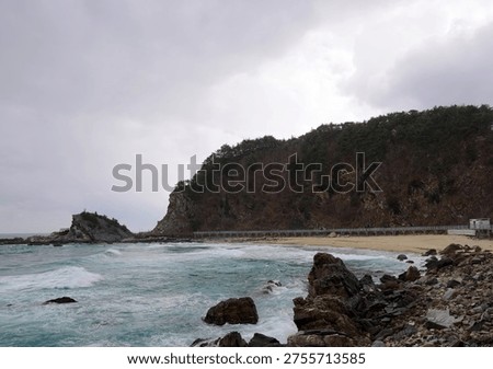   The waves, the sky, rocks, and the ever-changing and rough sea of Jeongdongjin Fan-gil in the East Sea remain unchanged.                             