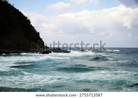   The waves, the sky, rocks, and the ever-changing and rough sea of Jeongdongjin Fan-gil in the East Sea remain unchanged.                             
