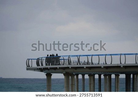   The waves, the sky, rocks, and the ever-changing and rough sea of Jeongdongjin Fan-gil in the East Sea remain unchanged.                             