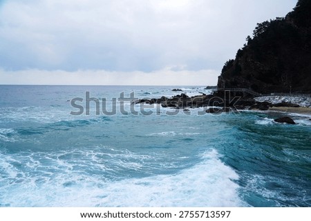   The waves, the sky, rocks, and the ever-changing and rough sea of Jeongdongjin Fan-gil in the East Sea remain unchanged.                             