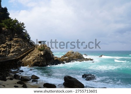   The waves, the sky, rocks, and the ever-changing and rough sea of Jeongdongjin Fan-gil in the East Sea remain unchanged.                             