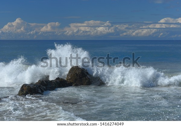 ペブリー ビーチ オーストラリアの水中の岩に打ち寄せる波と波 の写真素材 今すぐ編集