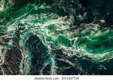 Wellen von Wasser des Flusses und des Meeres treffen sich bei Flut und Ebbe. Whirlpools des Mahlstroms von Saltstraumen, Nordland, Norwegen