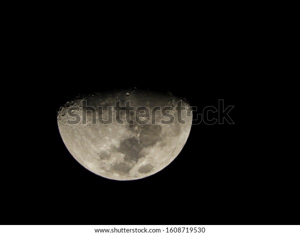 Waxing Gibbous Moon\
Phase January 4th 2020