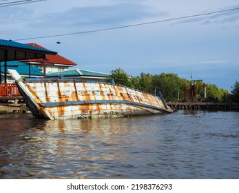 The Way Of Life Of Bangkok's Brackish Water Canal