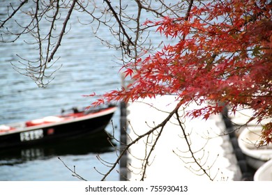 Way to the red boat