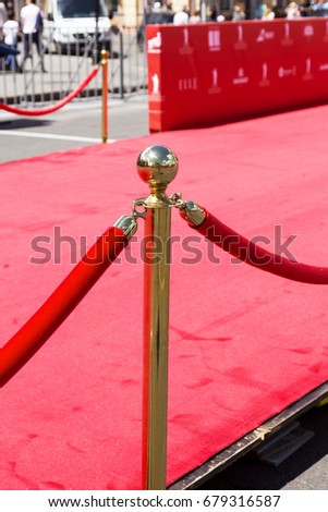 Way to success on the red carpet (Barrier rope)
