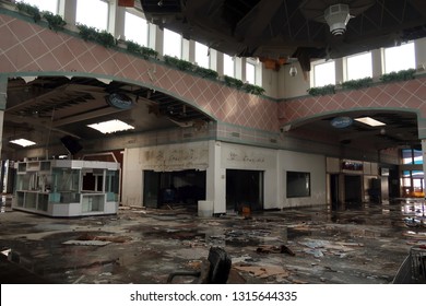 WAYNE, NEW JERSEY/USA - January 2, 2019: Interior Of The Abandoned Wayne Hills Mall At 1 Wayne Hills Mall, Wayne, NJ 07470. Editorial Use Only. 