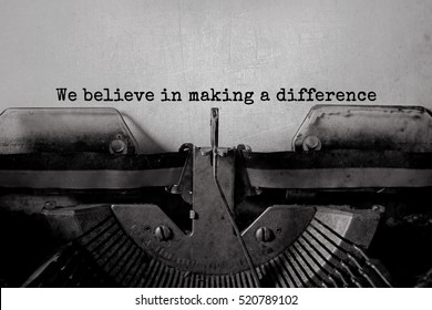 Wir glauben, dass Sie einen Unterschied machen, wenn Sie Wörter auf einer Vintage-Schreibmaschine schreiben