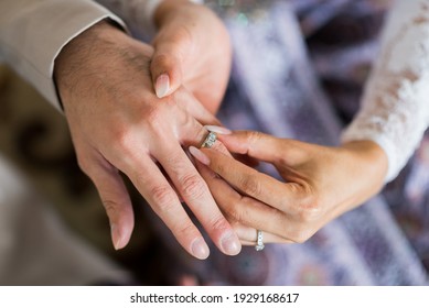 wear a ring, wedding ring, love couple