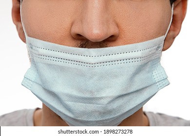 Gesichtsmaske unter Nase tragen und nicht vor Corona-Virus und anderen Bakterien schützen ist eine falsche Methode, gesund zu bleiben
