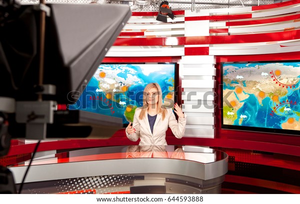 天気予報 生放送中にスタジオでテレビのアンカーを務める女性 の写真素材 今すぐ編集