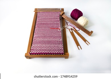 Weaving by using mini loom is a popular hobby among teenagers.
Mini loom is a small weaving gear for hobby. Cotton and shuttle weaving are the important tool.

