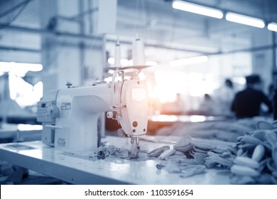 Webstuhl in einer Textilfabrik, Nahaufnahme. Produktionslinie für Industriegewebe