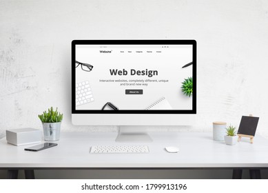 Web-Design-Unternehmen Web-Site-Konzept auf Computer-Display. Moderne flache Design-Website. Schreibtisch mit Pflanzen, Telefon, Tastatur und Maus.