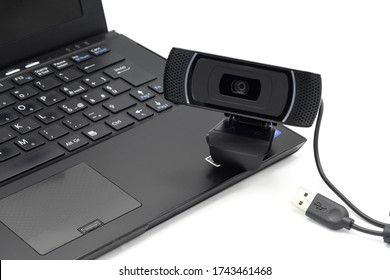 webcam en portátil aislado en fondo blanco