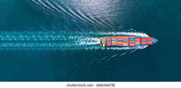 Luftfoto ovenfra af fragt maritime skib med kontrail i havet skib transporterer container og kører for eksport koncept teknologi fragt forsendelse af skib smart service