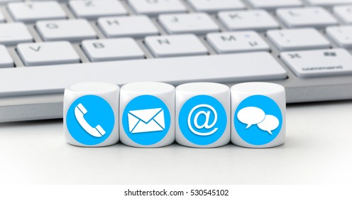 Website und Internet kontaktieren uns Seite Konzept mit blauen Symbole auf Würfeln vor einer Tastatur