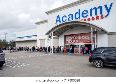 WEBSTER, TEXAS - NOV 2nd 2017 - Houston Astros Win The World Series. Fans Line Up Outside Of Academy, A Texas Sport's And Outdoor Store, To Buy Houston Astros Championship T-Shirts 