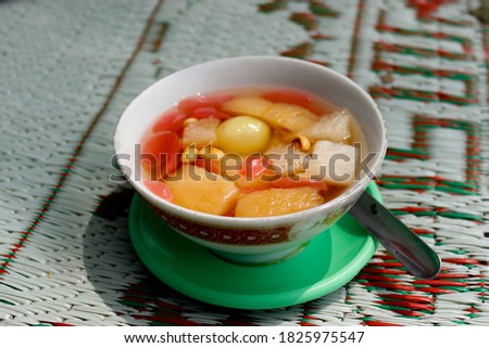 wedang ronde, a traditional drink made from boiled ginger.

Ginger water can also use coconut sugar, sprinkled with roasted peanuts, slices of bread and fro.