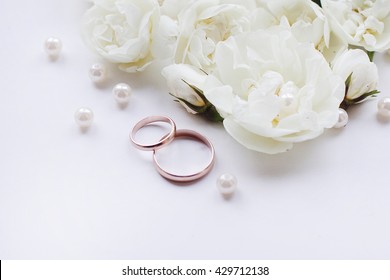 Hintergrund der Hochzeit für Einladungen und die andere mit goldenen Ringen, weißen Rosen und Perlen