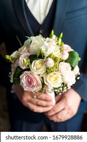 花束 持つ の画像 写真素材 ベクター画像 Shutterstock