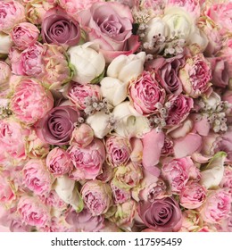 свадебный букет с розовым кустом, Ranunculus asiaticus в качестве фона