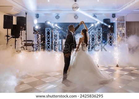 the wedding of the bride and groom in an elegant restaurant with great light and atmosphere. The first dance of the bride and groom.