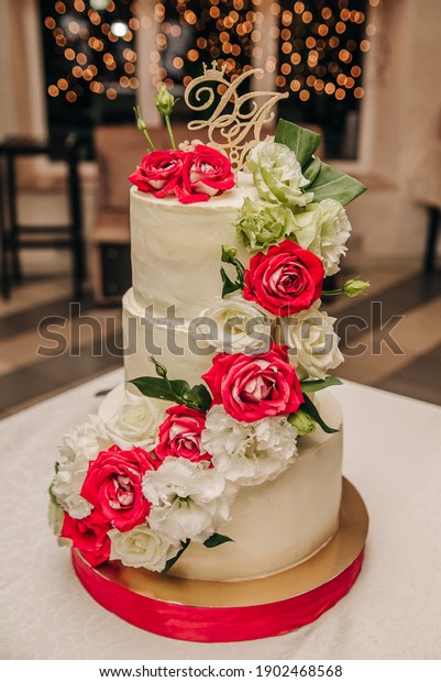 Wedding cake with beautiful\
decor 