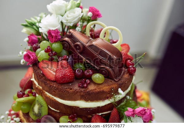 Wedding cake with a chocolate\
car
