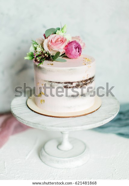 How To Decorate A Wedding Cake With Fresh Flowers