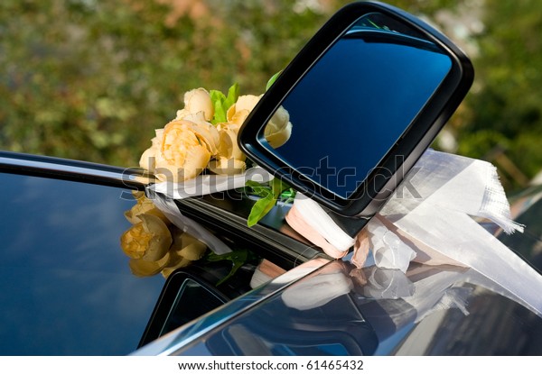 wedding car\
decoration - bunch of artificial\
roses