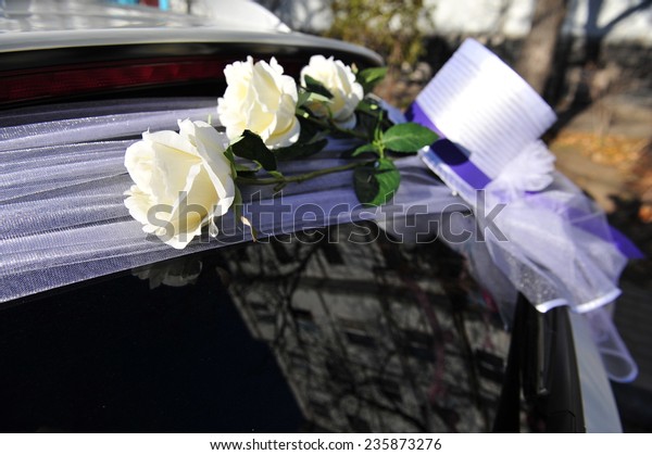wedding car decoration.\
Flower bouquet and hat on a wedding car. Wedding car decorated with\
flowers.