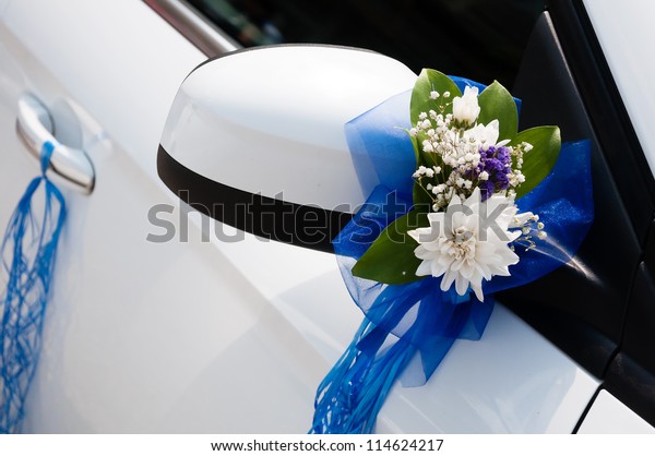 Wedding car
decoration with flowers and
ribbons