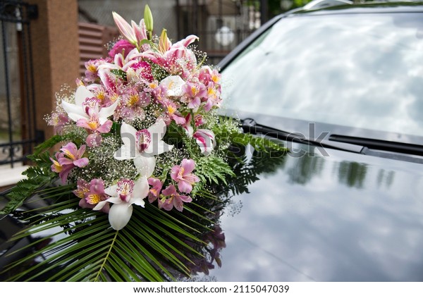 Wedding car. Wedding decoration on wedding car.\
Luxury wedding car decorated with flowers - selective focus, copy\
space