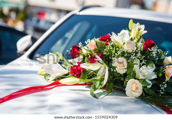 Wedding car fresh flower decoration. Red and
white fresh flowers