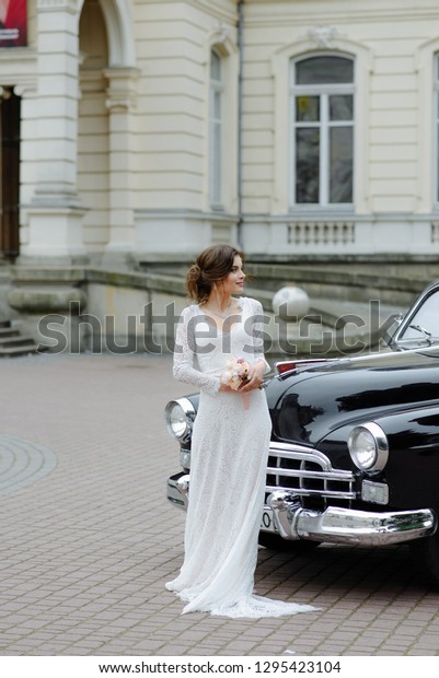 wedding couple with wedding
car