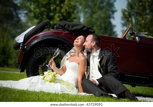 wedding couple with wedding\
car
