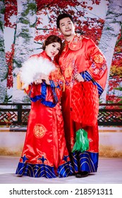 https://image.shutterstock.com/image-photo/wedding-couple-chinese-motion-love-260nw-218591311.jpg