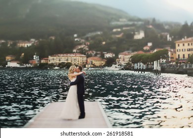 wedding couple in Como Lake, happy