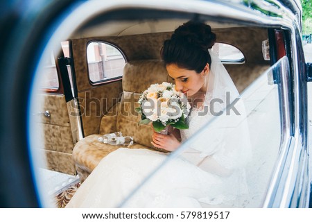 Wedding couple in the retro car